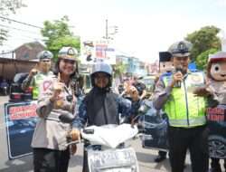 Polres Malang Berbagi Helm Gratis untuk Pengendara Motor di Operasi Keselamatan Semeru 2023
