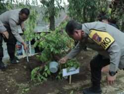 Kunker ke Polresta Malang Kota, Kapolda Jatim santuni anak yatim dan lakukan penghijauan