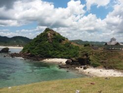 Pantai Seger Kuta, Pantai Cantik dengan Panorama Alam Memukau di Lombok