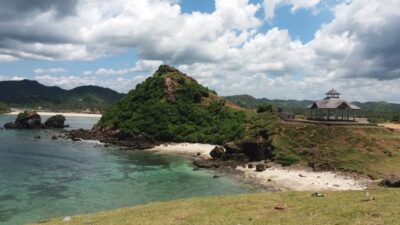 Pantai Seger Kuta, Pantai Cantik dengan Panorama Alam Memukau di Lombok