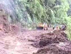 Sempat Macet, Karena Tebing Tanah Longsor Di Jalur Provinsi Kecamatan Pujon