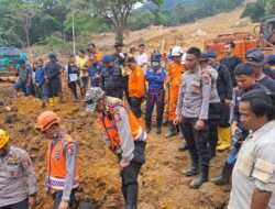 Operasi Tim SAR Pencari Korban Longsor, 50 Korban Ditemukan 4 Korban hilang