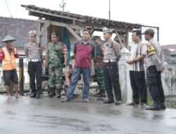 Sat Lantas Polres Kediri Kota Memberikan Bantuan Dan Memasang Palang Pintu Di Perlintasan