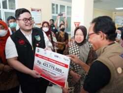 Bupati Kediri Bersama Mensos Risma Semangati Warga Penerima Layanan Operasi Katarak Gratis