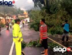 Tanah Longsor Diruas Jalan Raya Batu – Kediri, Dusun Kaweden Desa Mulyorejo – Kecamatan Ngantang