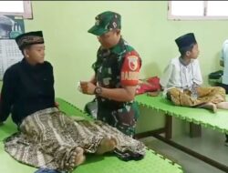 MEWUJUDKAN KEPEDULIAN BABINSA KORAMIL 0818/03 KASEMBON, SERDA DIDIT SETIONO SEBAGAI MANTRI SUNAT LAKSANAKAN KHITANAN MASAL