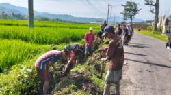 Bersatu membangun negeri, Saluran air yang tersumbat di perbatasan Desa Bayem-Sukosari,Kasembon, akhirnya kembali lancar berkat aksi gotong royong Koramil 0818-03/Kasembon dan warga setempat.