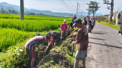 Bersatu membangun negeri, Saluran air yang tersumbat di perbatasan Desa Bayem-Sukosari,Kasembon, akhirnya kembali lancar berkat aksi gotong royong Koramil 0818-03/Kasembon dan warga setempat.