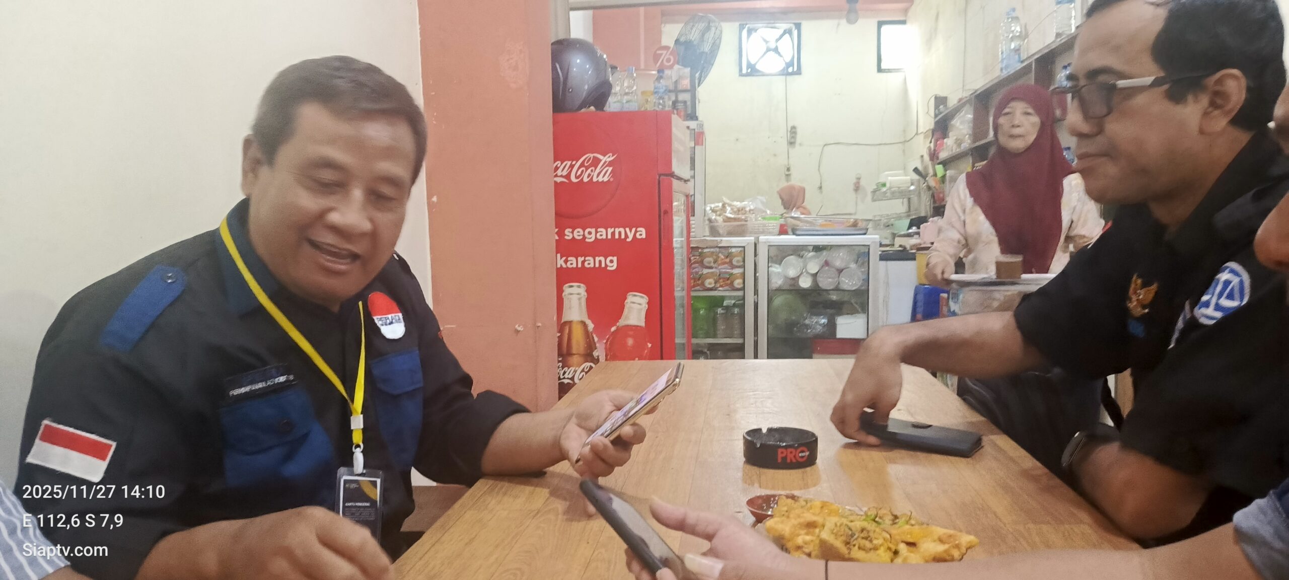 Kuasa hukum pembeli, Maskur SH. MH. (kiri) usai persidangan di Kantin PN Malang.