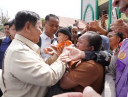 Peluk dan Cium Haru Warnai Kedatangan Presiden Prabowo di Posko Pengungsian