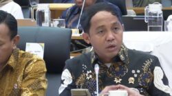 Menhut Raja Juli Antoni sebut ada data 12 perusahaan yang terindikasi berkontribusi terhadap banjir di Sumatera. (YouTube/TVR Parlemen)