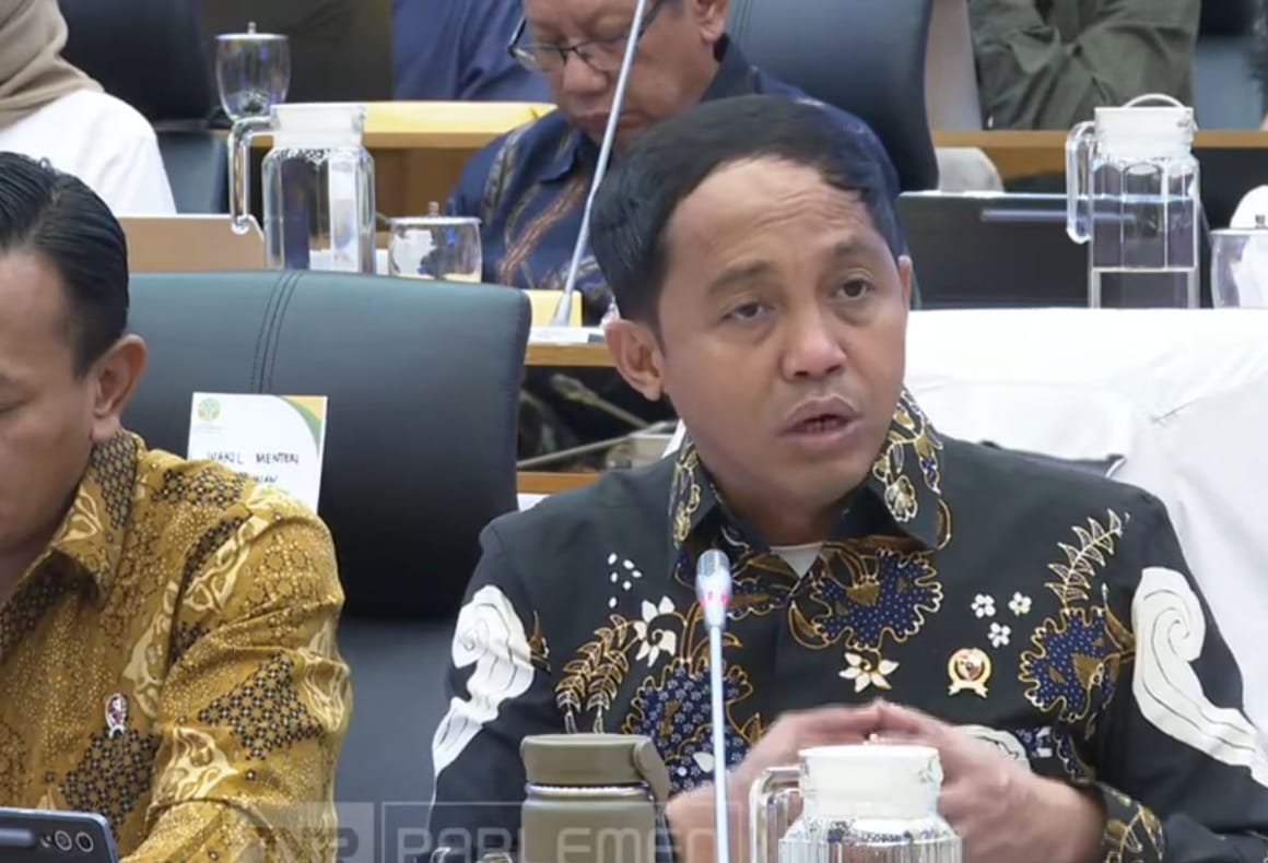 Menhut Raja Juli Antoni sebut ada data 12 perusahaan yang terindikasi berkontribusi terhadap banjir di Sumatera. (YouTube/TVR Parlemen)