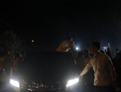 Momen Prabowo Hentikan Kendaraan di Tapanuli Selatan untuk Sapa Petugas Pencari Korban Hilang