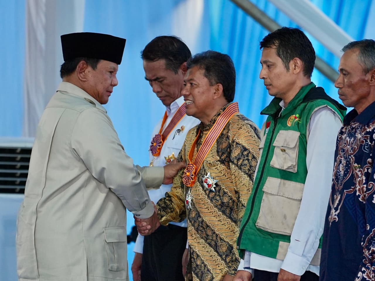 Presiden Prabowo Subianto menyampaikan pidato penghormatan mendalam kepada para petani Indonesia dalam acara Panen Raya di Karawang. Dengan menelusuri sejarah, Prabowo menegaskan bahwa petani adalah pahlawan yang menopang perjuangan kemerdekaan saat negara belum memiliki anggaran. Pidato ini mengaitkan langsung jasa historis mereka dengan keberhasilan swasembada pangan saat ini, seraya menegaskan bahwa kemandirian pangan adalah prasyarat kemerdekaan yang sesungguhnya.