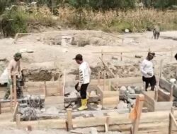 Alat berat dan personel TNI sedang mengerjakan pengerasan jalan tanah di ruas jalan Desa Burni Pase, Kabupaten Bener Meriah.