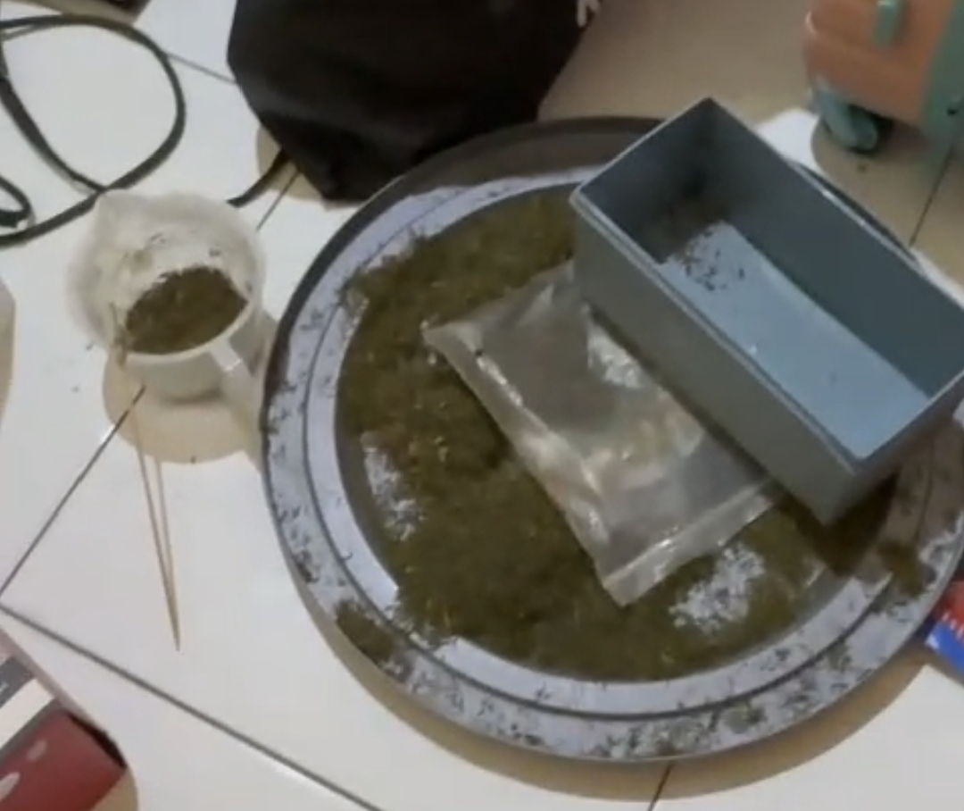 BREAKING NEWS! BNN GAGALKAN PRODUKSI NARKOBA SINTETIS DI TENGAH PERUMAHAN!