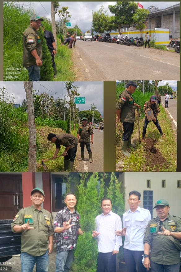 Wide-angle seluruh peserta penanaman (PPA BIRR, perangkat desa, perwakilan perusahaan, relawan) berdiri membentuk formasi setengah lingkaran di antara bibit Cemara Pecut yang siap tanam di Jalibar. Ekspresi penuh semangat.