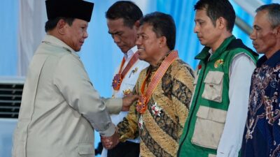 Presiden Prabowo Subianto menyampaikan pidato penghormatan mendalam kepada para petani Indonesia dalam acara Panen Raya di Karawang. Dengan menelusuri sejarah, Prabowo menegaskan bahwa petani adalah pahlawan yang menopang perjuangan kemerdekaan saat negara belum memiliki anggaran. Pidato ini mengaitkan langsung jasa historis mereka dengan keberhasilan swasembada pangan saat ini, seraya menegaskan bahwa kemandirian pangan adalah prasyarat kemerdekaan yang sesungguhnya.